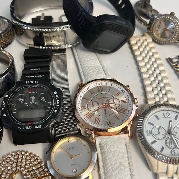 Assorted Watches Used Not Working For Parts Or Pieces lot 10 - Picture 6 of 8